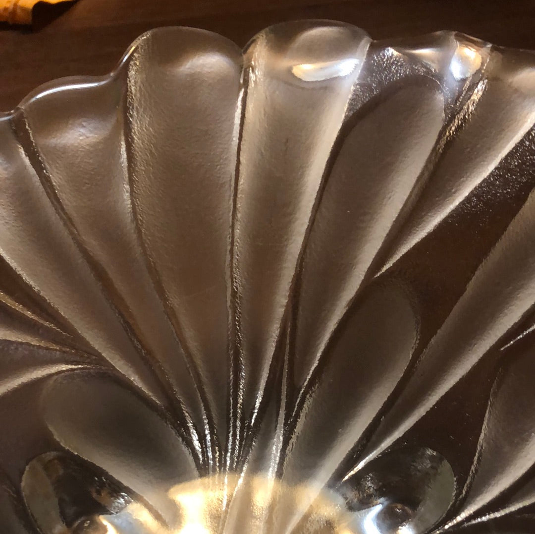 Mika’s a large Leaf shaped serving bowl!! Clear and frosted!