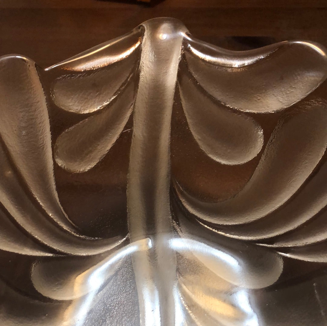Mika’s a large Leaf shaped serving bowl!! Clear and frosted!
