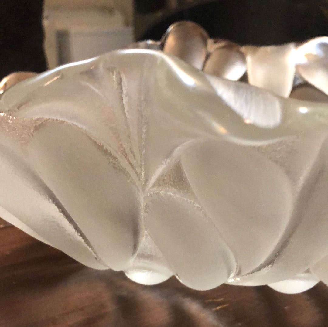 Mika’s a large Leaf shaped serving bowl!! Clear and frosted!