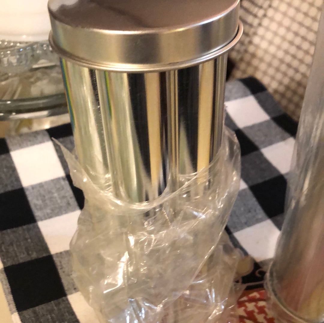 Pampered Chef Bread and cookie tin